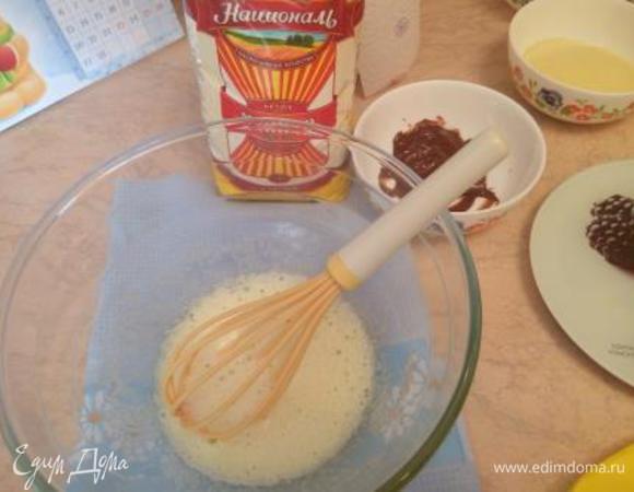 Яйцо взбиваем с сахаром, венчиком.