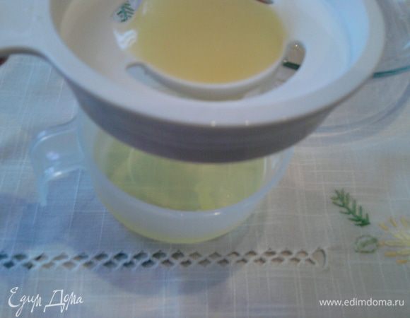 В первую очередь необходимо приготовить основу для торта. Для этого отделить белки от желтков. 