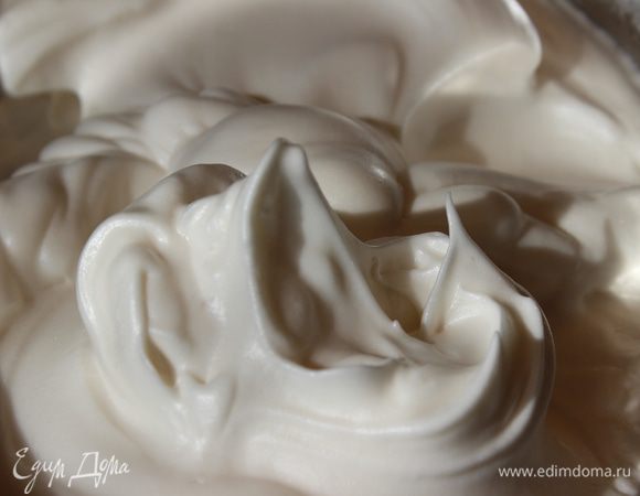 Добавить в белки сок лимона и начать взбивать миксером на средней скорости. Как только появится пена, добавить несколькими порциями сахарный песок (по 3 — 4 чайных ложки) и продолжать взбивать. Так повторить несколько раз, чтобы все 14 ложек сахара растворились в белках. Когда появятся устойчивые пики, добавить кукурузный крахмал и аккуратно перемешать на самой низкой скорости миксера.