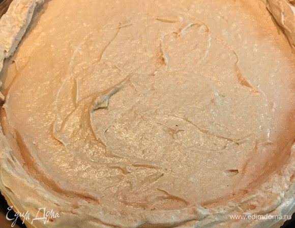 Духовой шкаф необходимо предварительно разогреть до температуры 150°С. 
На противень застелить бумагу для выпечки или силиконовый коврик. Выложить в самый центр всю взбитую массу горкой и придать округлую форму с приподнятыми бортиками (диаметром примерно 18 —20 см).
Выпекать первые 30 минут при температуре 150°С, затем убавить ее до 130°С и выпекать еще 1 час. Белковая основа приобретет кремовый цвет, снаружи будет хрустящей, а внутри тягучей. Выключить духовой шкаф, приоткрыть дверцу и дать остыть.