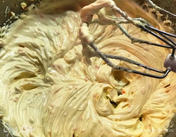 Пока выпекается основа для торта, можно приготовить крем. Для этого необходимо в желтки добавить сахарный песок, ликер, сок мандарина и хорошо все вместе взбить миксером. Добавить цедру мандарина, сыр маскарпоне и сливки. Еще раз все взбить, но уже очень осторожно, на низкой скорости, чтобы из жирных сливок и сыра не выделилась жидкость. Крем получается ярким и ароматным.