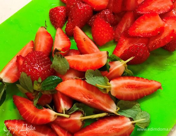 Подготовить клубнику и мандарины. Ягоды нарезать, а из мандаринов острым ножом вырезать дольки, удалив при этом все прожилки и перепонки. Фото с мандариновыми дольками у меня, к сожалению, нет.