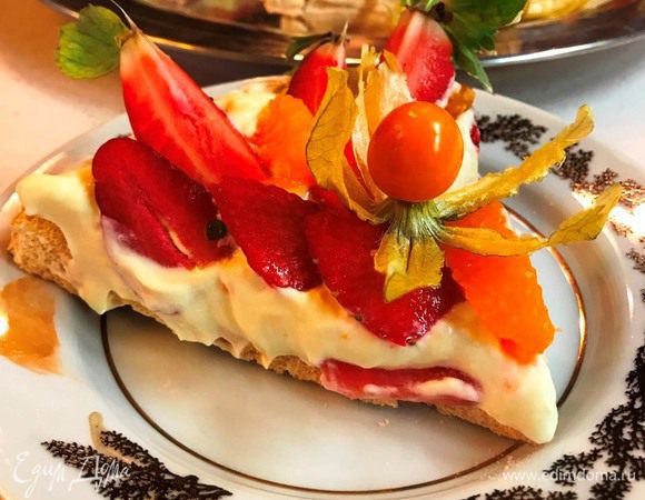 А вот и разрез.
Этот торт нужно сразу же подавать к столу, чтобы безе не промокло и оставалось хрустящим. 
Приятного аппетита и хорошего настроения вам!