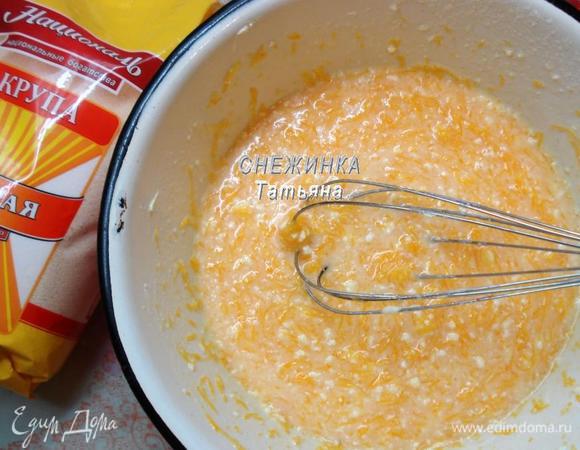 Добавляем к тесту масло растительное, сметану, отжатую тыкву, хорошо перемешиваем.