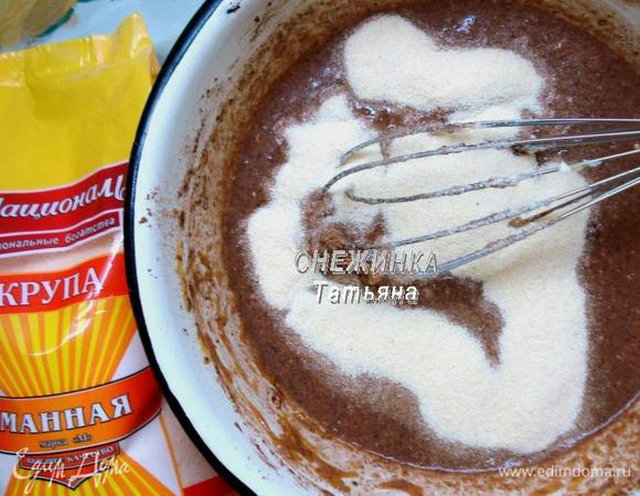 Добавляем какао-порошок, манную крупу ТМ «Националь», перемешиваем. Оставляем на 10 минут, чтобы манка немного разбухла.