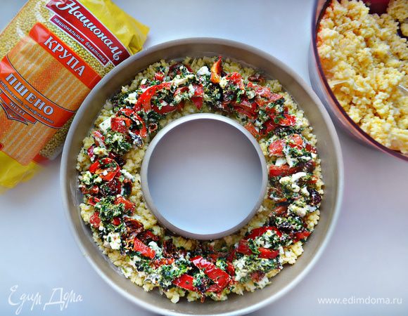 Сверху, слегка приминая, уложите начинку.