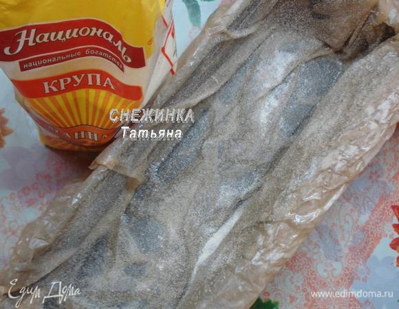 В форму кладем бумагу для выпечки, смазываем растительным маслом и присыпаем манкой. Можно взять любую форму — круглую, разъемную, у меня прямоугольная.