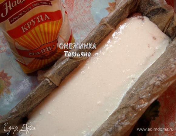 Выкладываем в форму половину теста, затем — всю творожную начинку.