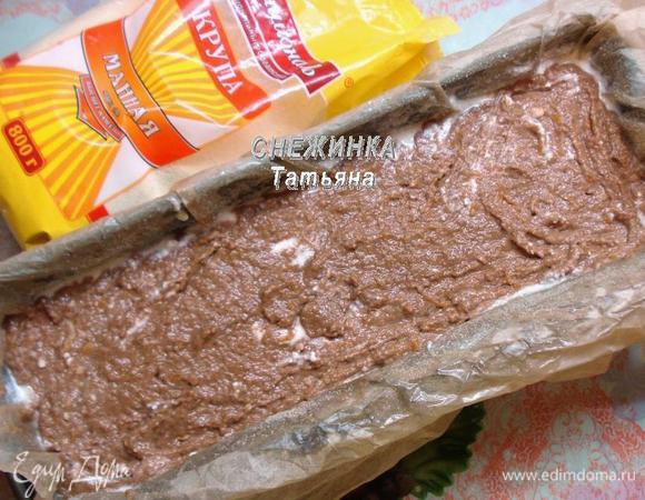 Теперь выкладываем вторую часть теста и ложкой немного нарушаем творожную начинку, чтобы тесто с начинкой были уложены неравномерно. 