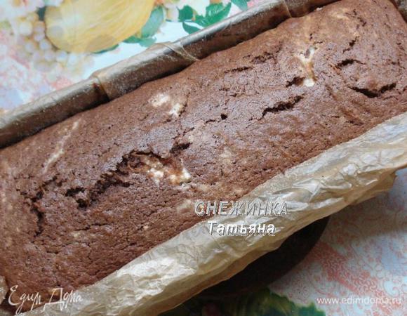 Ставим выпекаться в разогретую до 180°С духовку приблизительно на 40 минут. Готовность проверяем зубочисткой, к ней не должно прилипать тесто. Даем немного постоять в форме, затем выниманием и полностью охлаждаем.