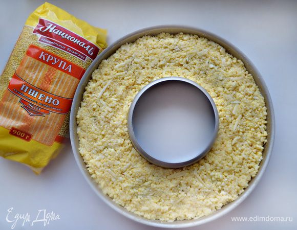 Затем выложите оставшуюся пшенную кашу и слегка утрамбуйте. Поставьте форму в разогретую до 180°С духовку на 20 мин. Готовой запеканке дать немного остыть в форме и затем выложите на блюдо. 
