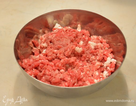Приготовить мясной фарш из говядины, свинины и сала, используя диск для фарша с крупными отверстиями.