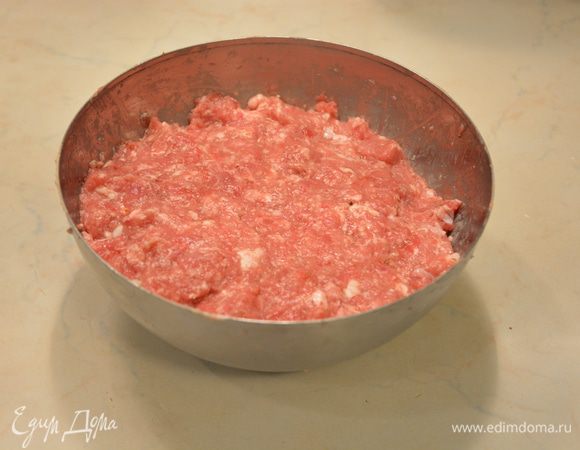 Добавить минеральную воду, перемешать, накрыть пищевой пленкой и убрать в холодильник на ночь.