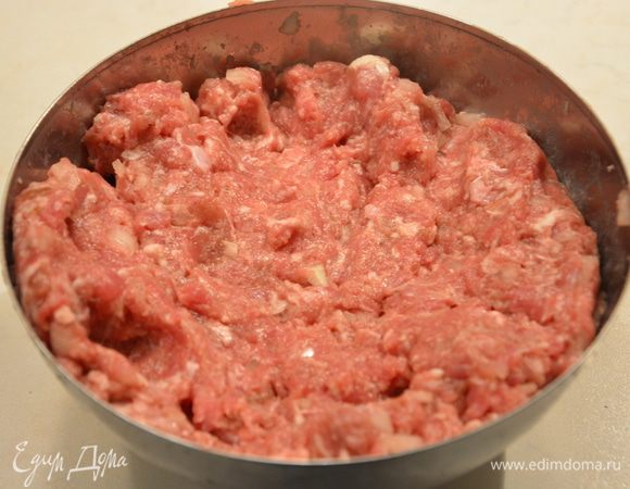 Достать фарш из холодильника. Мелко нарезать лук. Смешать лук с фаршем. Для того, чтобы фарш был эластичен, а котлеты хорошо лепились, нужно фарш немного отбить. Для этого нужно переложить фарш в чистый и крепкий пакет и бить им об стол несколько раз.
