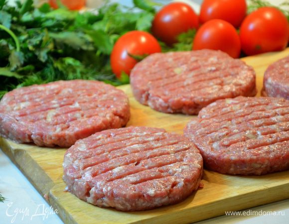 Из 850 г мясного фарша у меня получилось 5 огромных сочных котлет. Жарить на хорошо разогретой сковороде до готовности. При жарке котлеты сильно поднимутся. Подавать с любым гарниром.