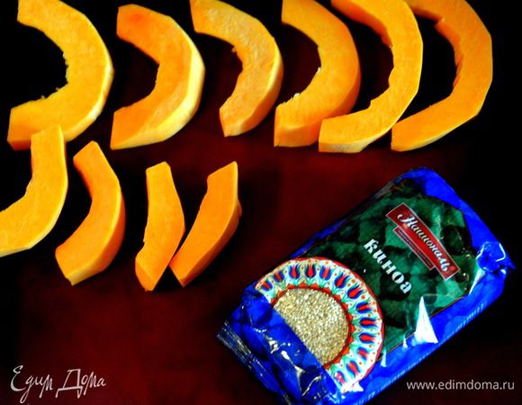 Тыкву почистить, разрезать на куски и выпекать в хорошо разогретой духовке при 200°С 25 — 30 минут.