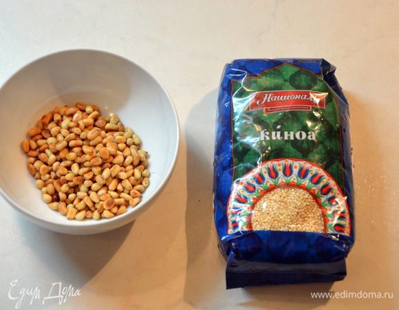 Обжарить кедровые орехи.