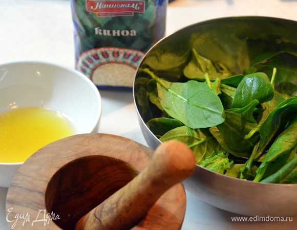 Листья шпината помыть, просушить. Для соуса: выжать сок из половинки лимона, добавить оливковое масло, мед, соль, перемешать. Перец растолочь в ступке (опционально).