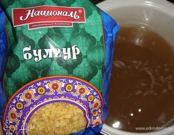 Всыпать в кастрюлю. Варить 15 минут.