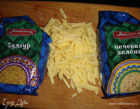 Картофель почистить и нарезать соломкой. Добавить в кастрюлю. Посолить, добавить мяту, паприку и горошины перца. Готовим под закрытой крышкой.