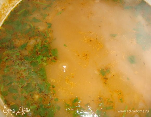 Когда чечевица и булгур станут мягкими, суп готов. Петрушку промыть и мелко порубить. Добавить в суп и выключить плиту.