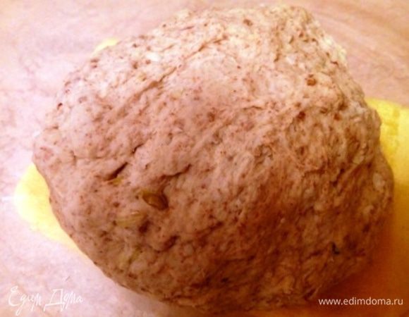 Кладем тесто в чистую миску, смазанную немного растительным маслом, затягиваем пищевой пленкой и убираем в теплое место на 1 — 1, 5 часа до увеличения вдвое. Каждые 30 минут обминаем.