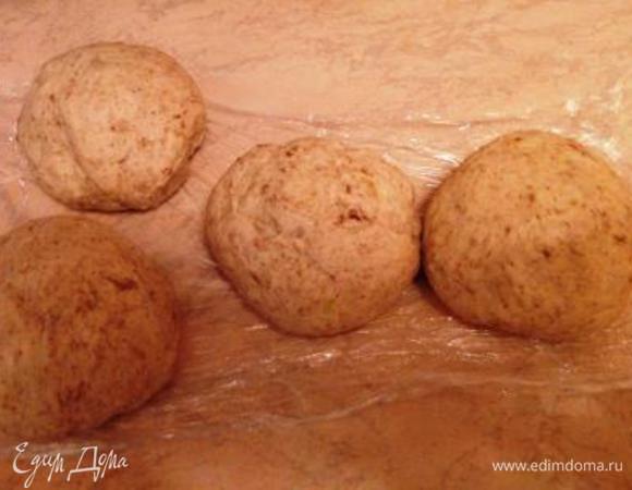 Выстоявшееся тесто разделить на 3 — 4 равные части, я воспользовалась весами для точности. Скатать шарики, накрыть влажным полотенцем и дать «отдохнуть» 10 минут.