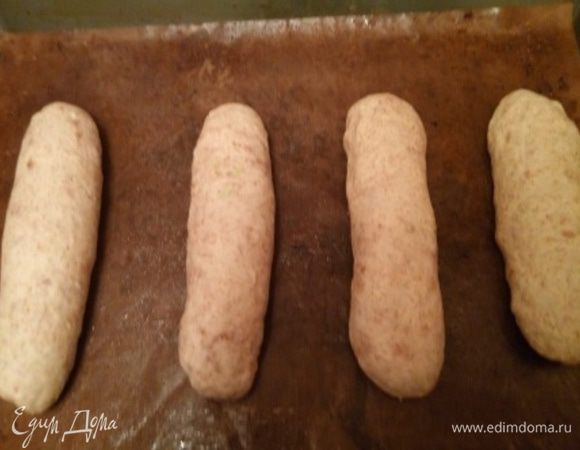 Противень немного смазать растительным маслом предварительно. Накрыть пищевой пленкой и убрать в теплое место, я ставлю на чашку с горячей водой и накрываю махровым полотенцем.