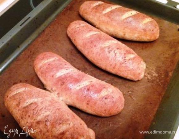 Выпекаем 25 — 30 минут, следите по своей духовке. Готовые батоны вновь смазываем послащенной медом водой, остужаем на решетке и угощаемся.