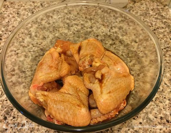 Сложить крылышки в миску, полить соком лимона, соевым соусом, перемешать и отправить в холодильник на 5-6 часов.