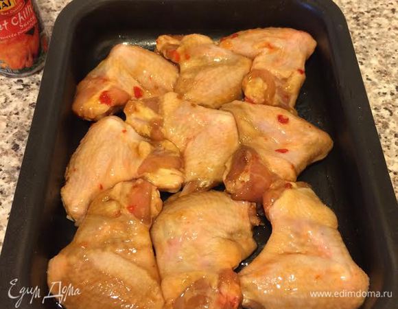 Форму для запекания слегка смазать маслом, сложить крылышки и отправить в духовку.