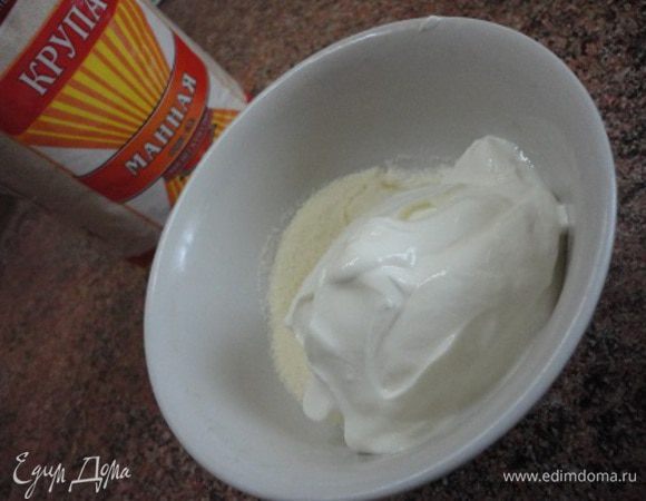В первую очередь смешиваем манную крупу ТМ «Националь» со сметаной, чтобы она набухла.