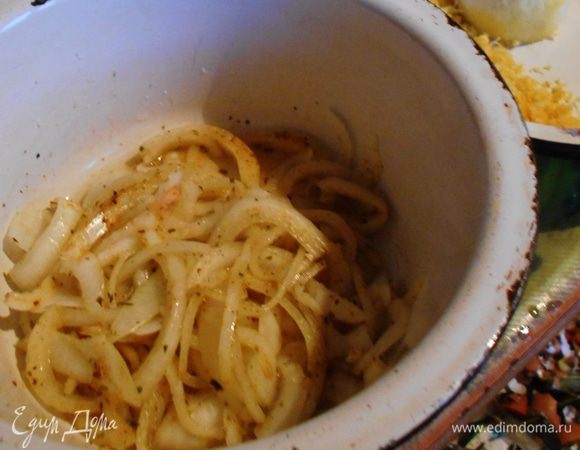 Лук полукольцами помять с пряностями по вкусу и сбрызнуть лимонным соком.
