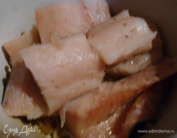 Нарезать филе (у меня на шкуре) на 8 одинаковых кусков, посолить.