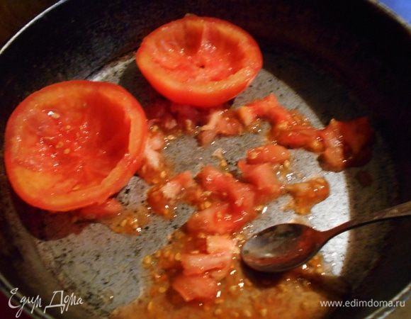 4 помидора разрежьте пополам и удалите мякоть ложечкой, установите 8 чашечек на выровненную мякоть.