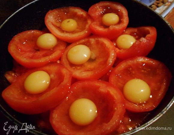 Разбейте 8 яиц в помидоры.