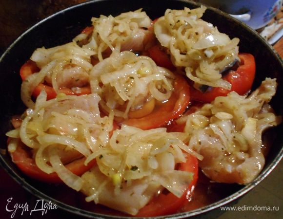 Уложите филейки и посыпьте луком, полейте маслом.