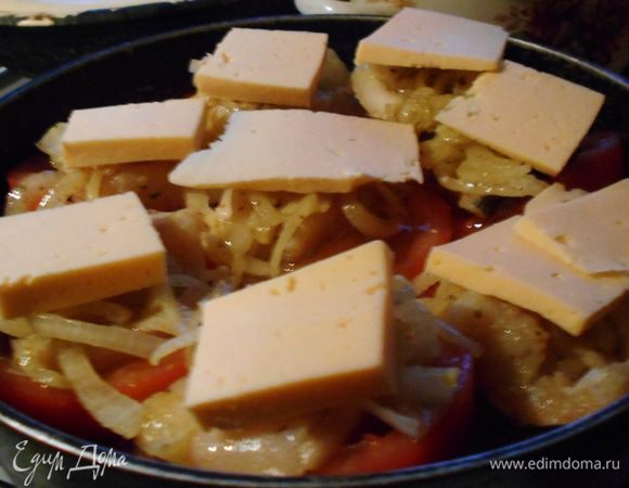 Накройте 8-ю кусочками сыра и поставьте запекаться, лучше в духовку. Я, чтобы получилось быстрее, разогрел сотейник и поставил на маленький огонь на плиту, но так сыр полностью не расплавится.