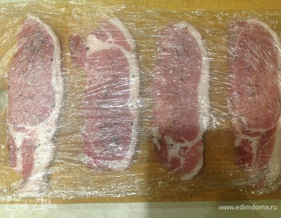 Мясо нарезать, посолить, поперчить и отбить. Смазать с обеих сторон растительным маслом и дать постоять минут 10.