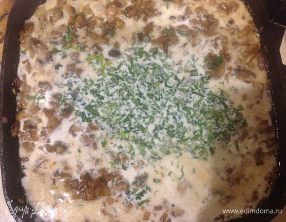 Влить бульон, сливки, добавить петрушку. Перемешать, довести до кипения. При подаче мясо полить соусом.