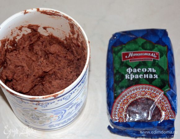 В чаше блендера порциями измельчить вареную фасоль. Добавить чернослив и снова измельчить до однородной массы. Добавить какао и мед, перемешать.