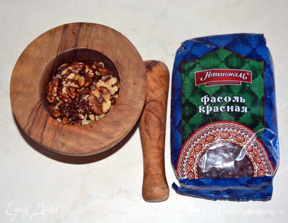 Орехи обжарить на сухой сковороде. Измельчить в ступке.