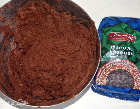 Добавить орехи к фасолевой массе, перемешать.