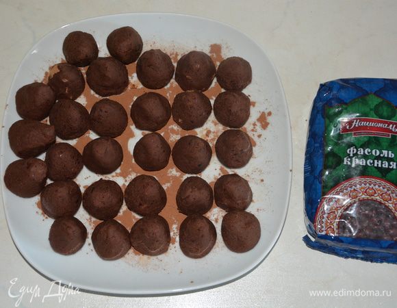Слепить небольшие конфеты, используя тонкие перчатки. Убрать на холод на 15-20 минут.