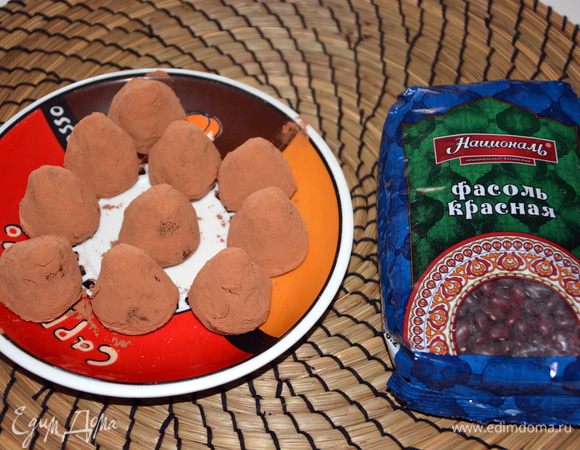 Часть конфет обвалять в какао.