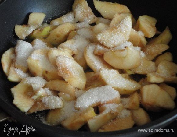200 г яблок (это уже в чистом виде) очищенных и нарезанных. У меня были наши местные, дачные. Неказистые на вид, но такие ароматные! Режем произвольно и выкладываем на сковороду со сливочным маслом, посыпаем сахаром. Помешиваем пару минут, пока растворится сахар, выключаем плиту и оставляем под крышкой «доходить». Можно уже духовку включать для разогрева до 180°С.