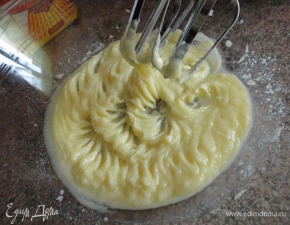 Мягкое сливочное масло взбиваем с сахаром и ванильным сахаром до растворения. 