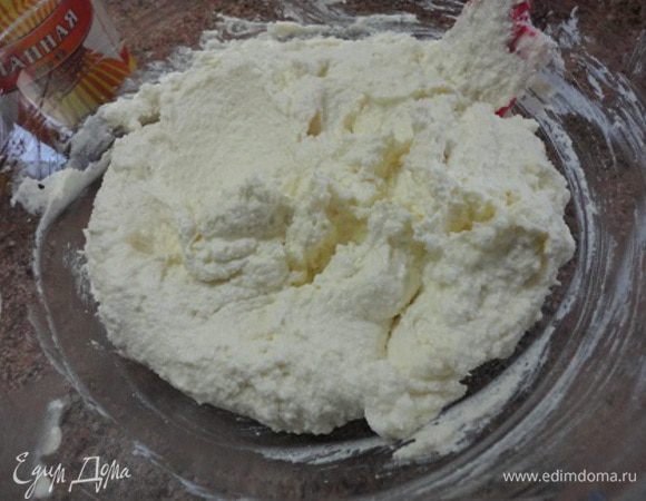 Добавляем творог и манку со сметаной. 