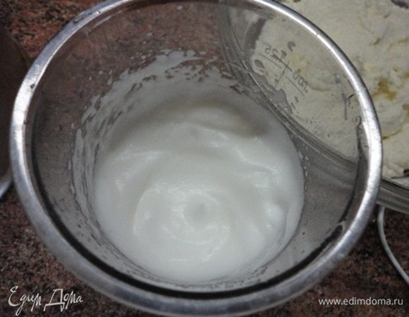 Белки взбиваем в крепкую пену, в два приема вводим в основную массу и выкладываем ее на яблоки с вишней. Запекаем 55 минут и еще на 5 минут оставляем в духовке.