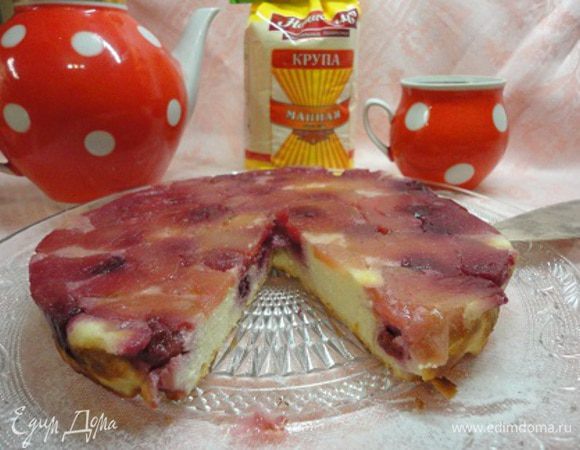 Даем остыть в форме, переворачиваем на блюдо. Отрезаем кусочек.